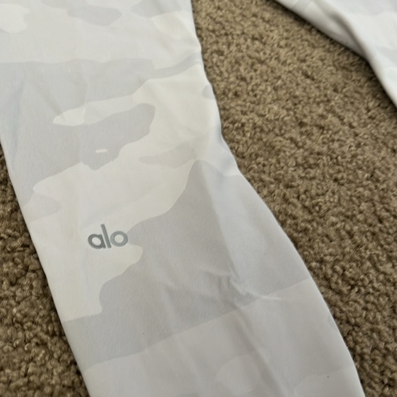 Alo Yoga Grey Camo High Waist Pattern Legging, worn a few times - Picture 4 of 6